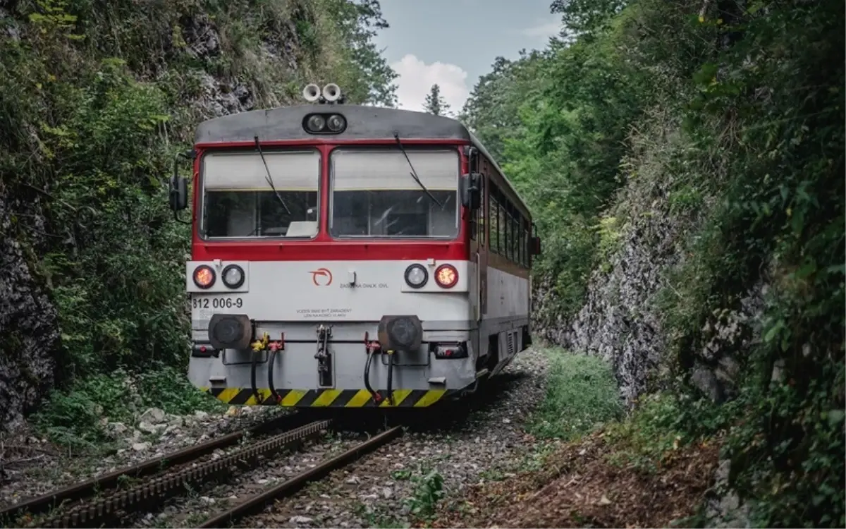 Slovakya'da 2 yolcu treni çarpıştı: 30 yaralı