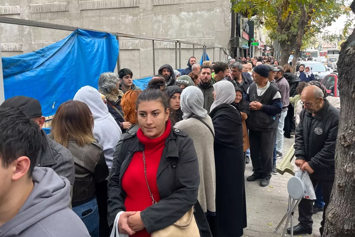 'Yüzyılın Konut Projesi'ne başvuru yapmak isteyenler yüzlerce metre kuyruk oluşturdu