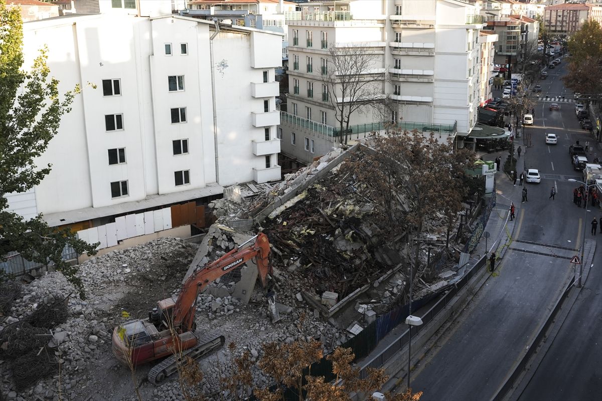 Ankara'da Yıkım Sırasında Bina Çöktü