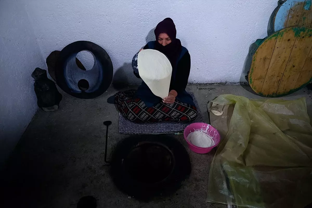 Bayburt'ta Kadınlar İmece Usulü Ekmek Üretiyor