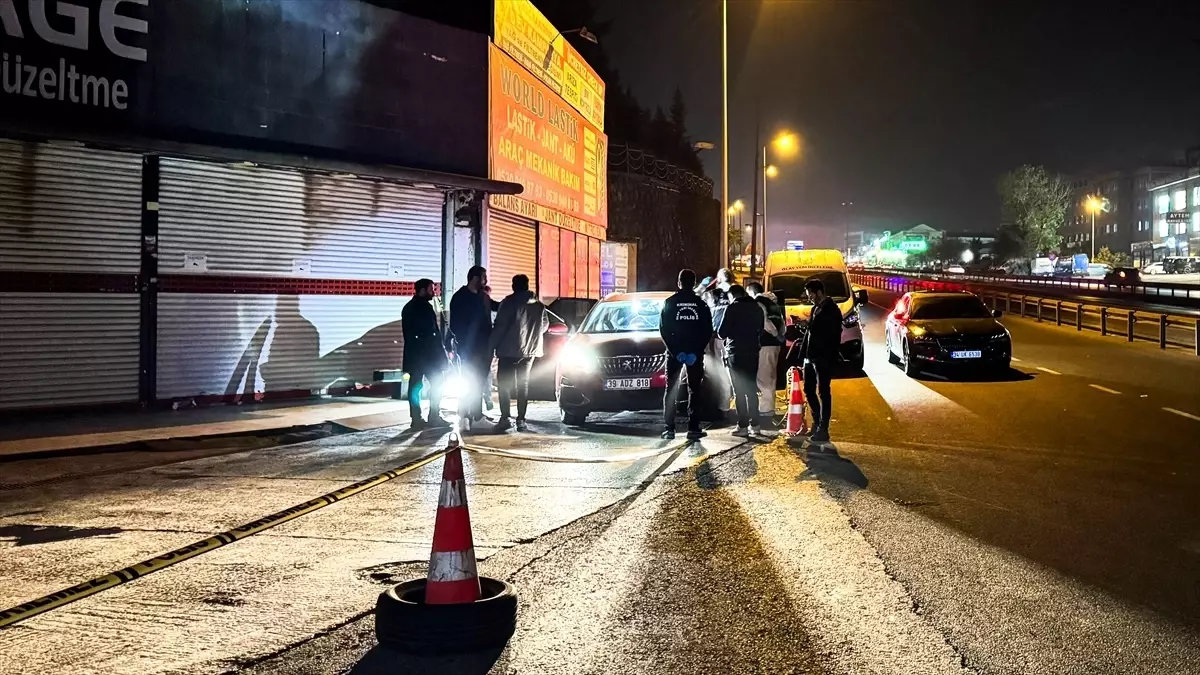 Büyükçekmece'de Seyir Halindeki Otomobilde Silahlı Kavga: 2 Ölü, 1 Yaralı