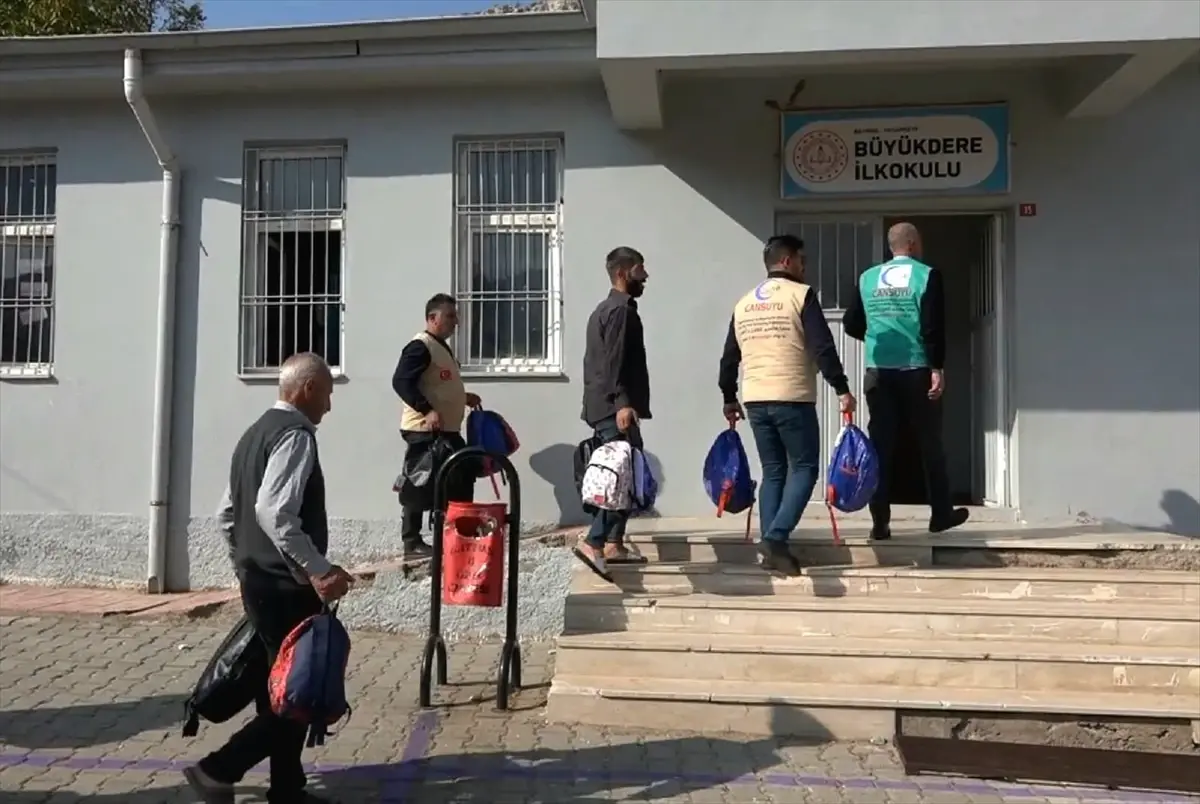 Hasankeyf'te İhtiyaç Sahibi 100 Öğrenciye Kışlık Giysi ve Çanta Dağıtıldı