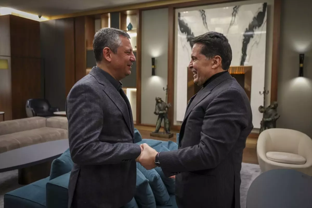 CHP Lideri Özgür Özel, Tahliye Olan Esenyurt Eski Belediye Başkanı Ahmet Özer ile Görüştü