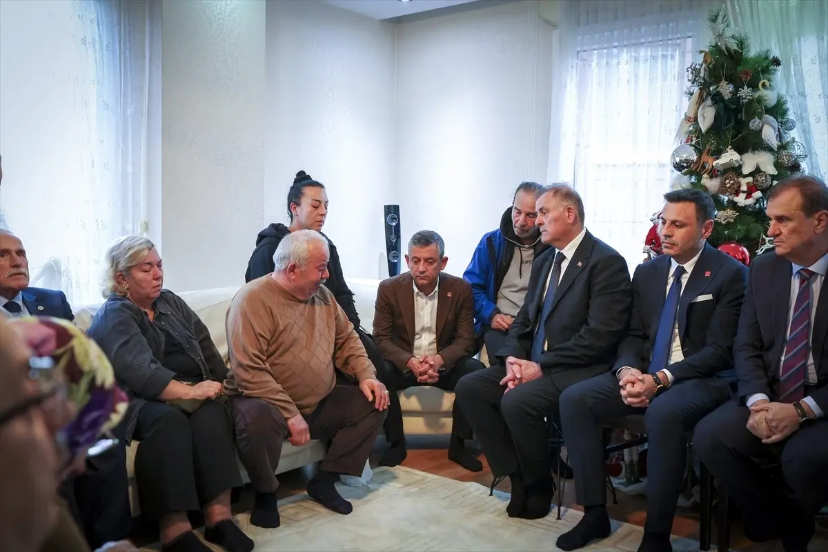 CHP Genel Başkanı Özel'den şehit Hava Pilot Yarbay Korkmaz'ın ailesine taziye ziyareti