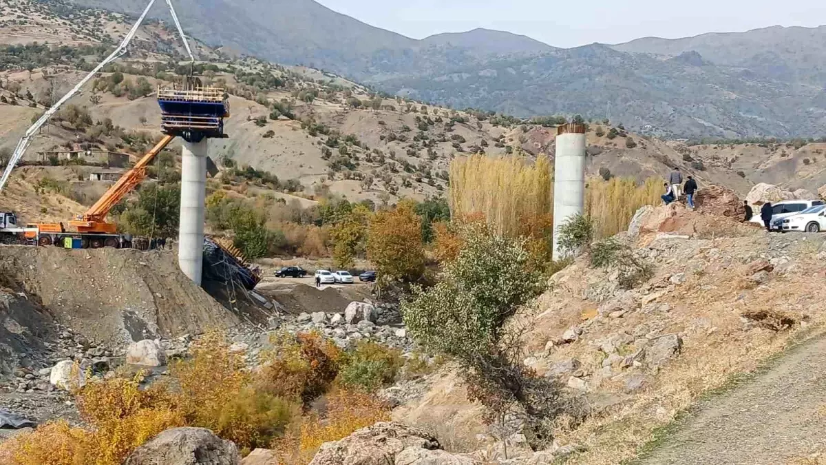 Diyarbakır'ın Kulp ilçesinde köprü inşaatında meydana gelen çökme sırasında yaralanan 4 kişi hastaneye sevk edilirken, 2 kişiyi enkaz altından çıkarma çalışmaları devam ediyor.