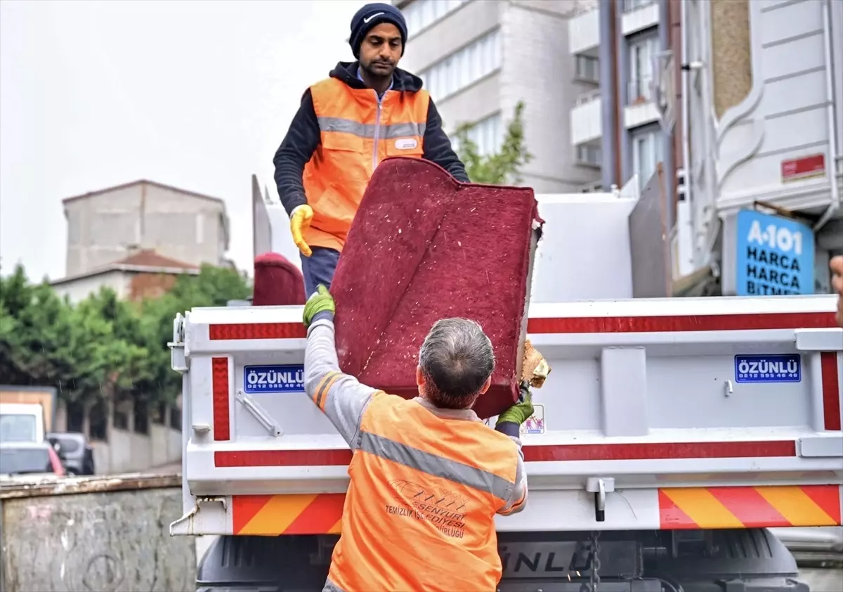 Esenyurt'ta Temizlik Hareketi Kapsamında Kaba Atıklar Bertaraf Ediliyor