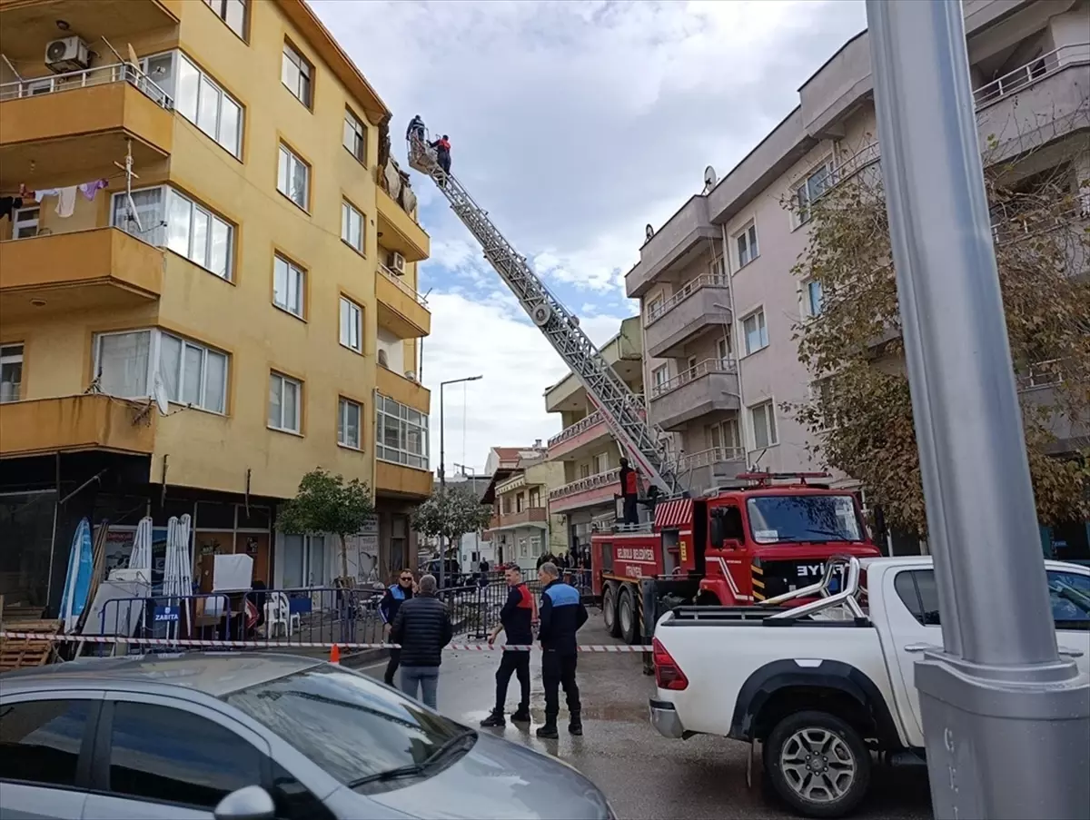 Gelibolu'da Sağanak Yağış Çatı Saçaklarını Çöktürdü