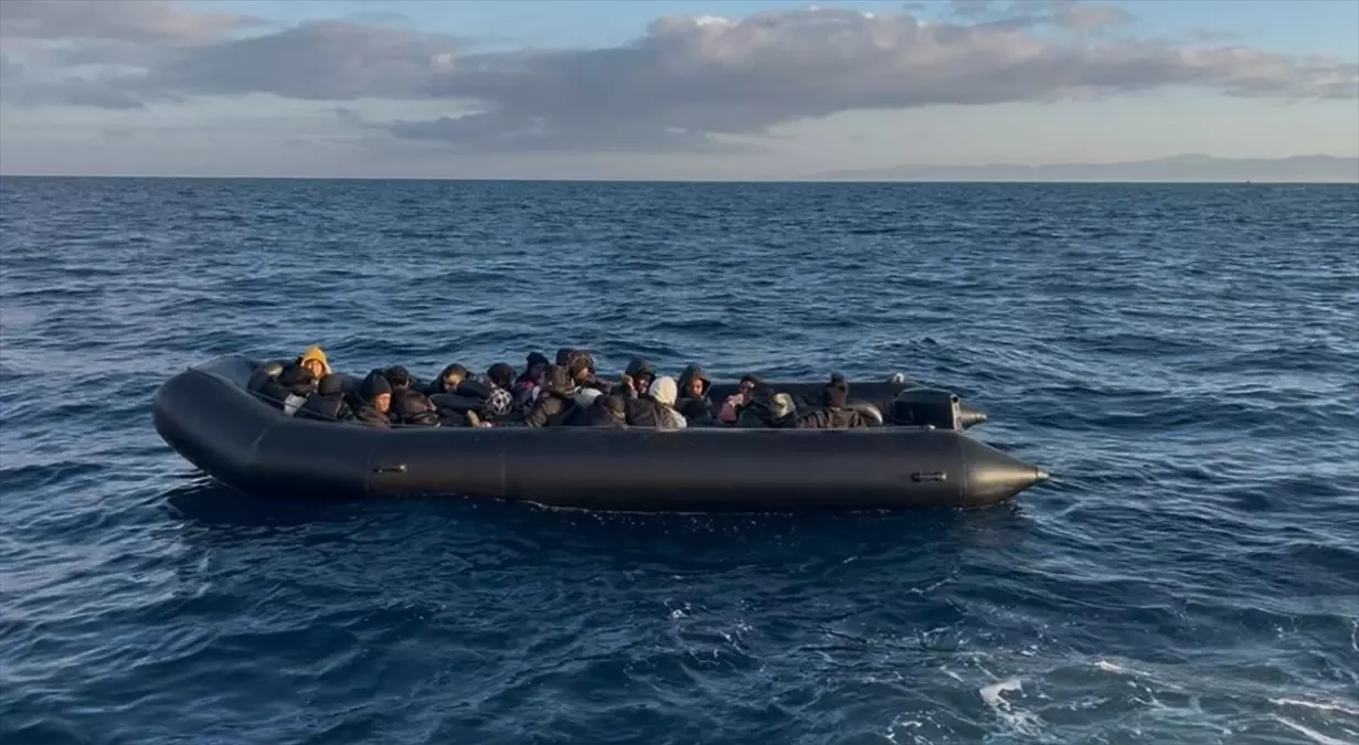 Dikili açıklarında 88 düzensiz göçmen yakalandı