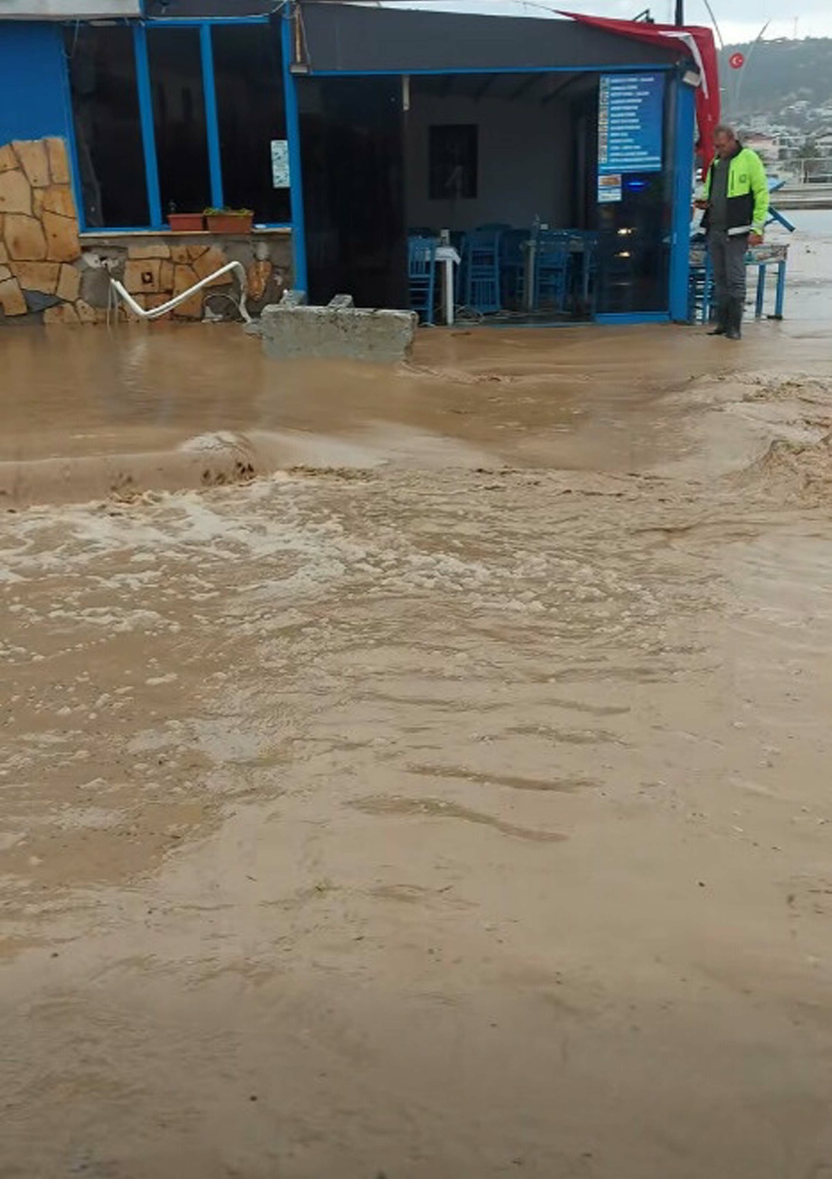 Foça'da Sağanak Yağış Hayatı Olumsuz Etkiledi
