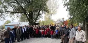 Muş Valisi Çakır, köyde muhtarların taleplerini dinledi