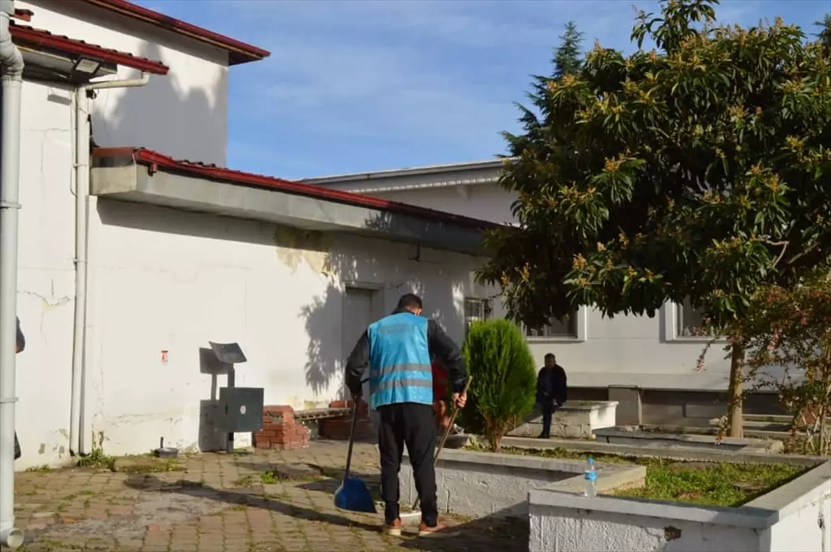 Denetimli Serbestlik Yükümlüleri Ordu'da Hastane Bahçesinde Temizlik Yaptı