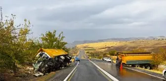 Siverek'te Kamyon Çarpıştı: 1 Ölü, 1 Yaralı