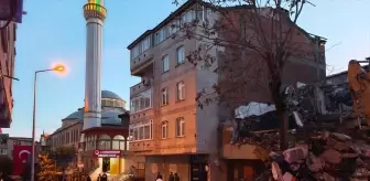 İstanbul'da Yıkım Sırasında Bitişik Apartman Hasar Gördü