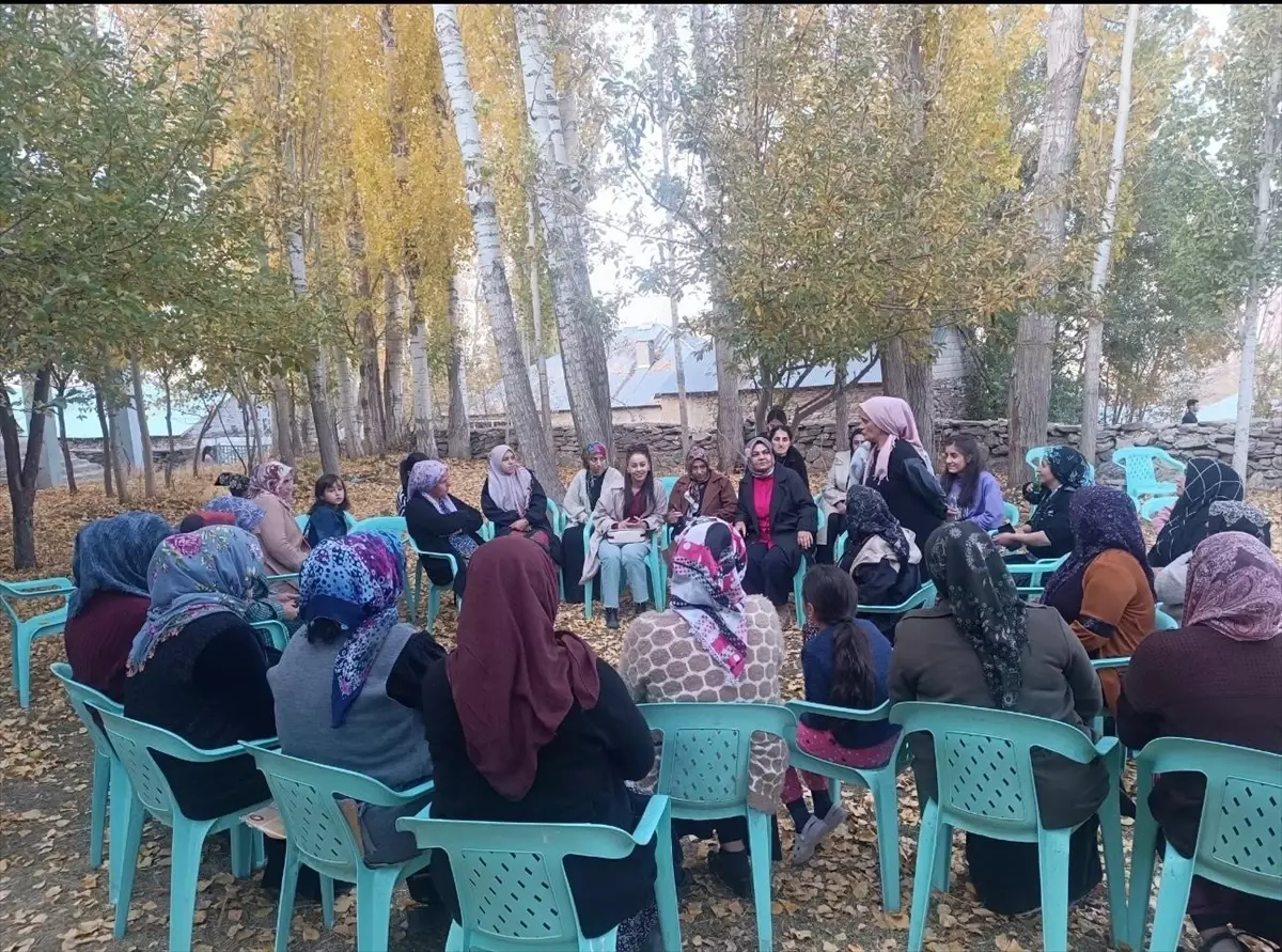 AK Parti Kadın Kolları Başkanı, Yüksekova'da Kadınlarla Buluştu
