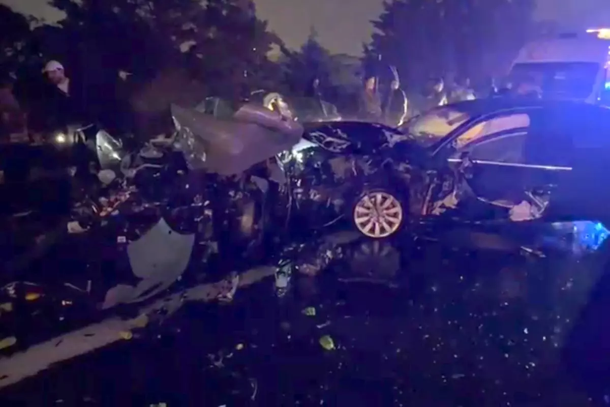 5 araç birbirine girdi! Otomobil metal yığınına döndü