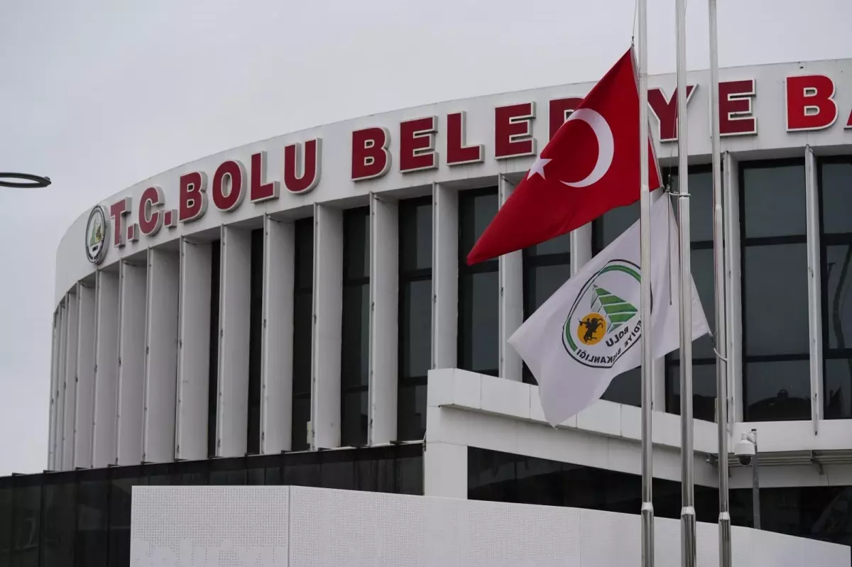 Bolu Belediyesi önündeki Türk bayrakları yarıya indirildi