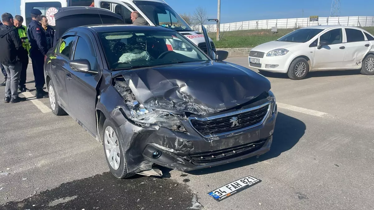 Edirne'de Kavşakta İki Otomobil Çarpıştı: 8 Yaralı