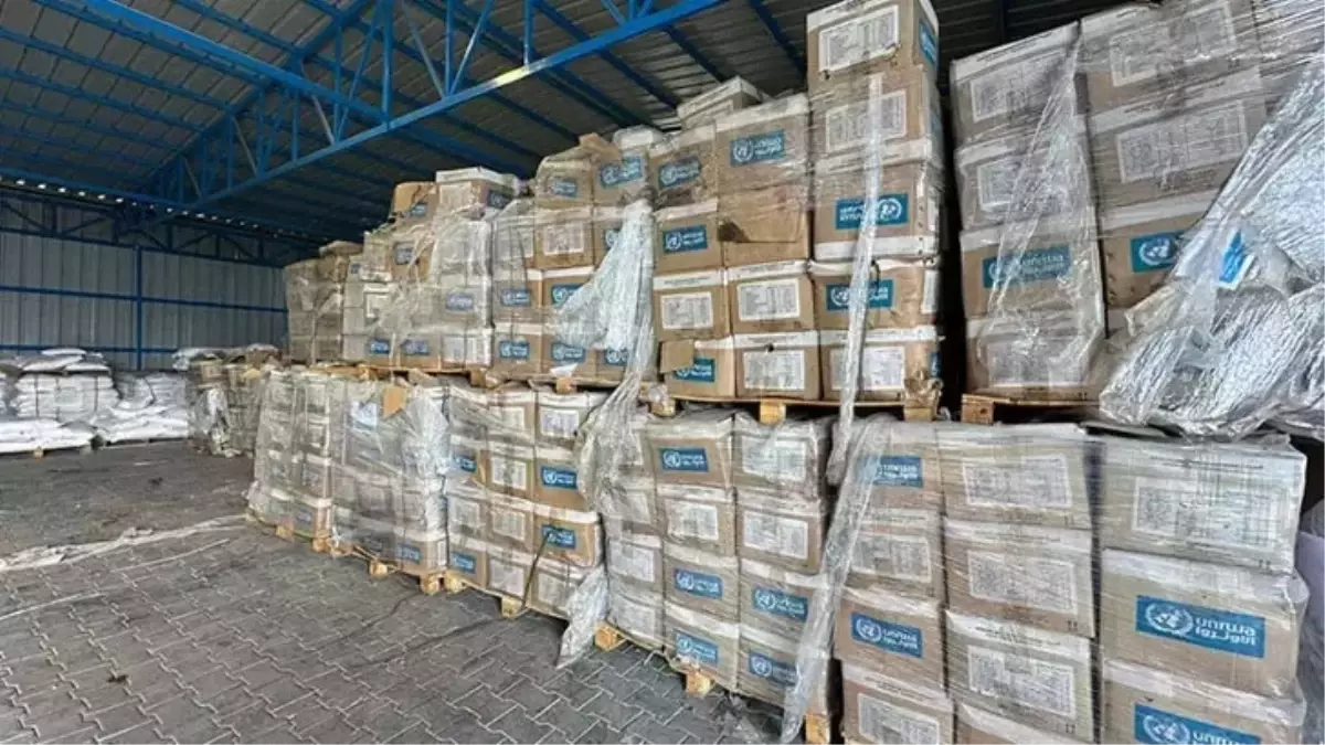 İsrail, Gazze'ye İnsani Yardım Kamyonlarının Girişine İzin Verdi