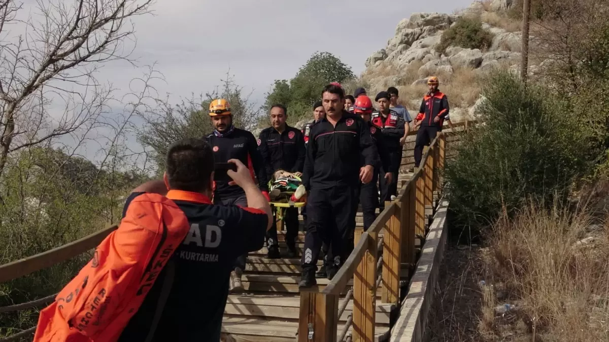 Ceyhan'da Tarihi Yılankale'de Düşen Çocuğun Ayağı Kayıp Kırıldı