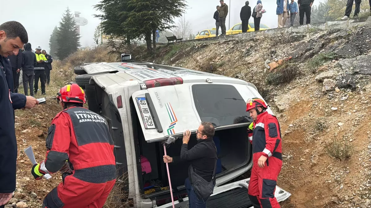 Muğla'da Yolcu Minibüsü Şarampole Devrildi: 15 Yaralı