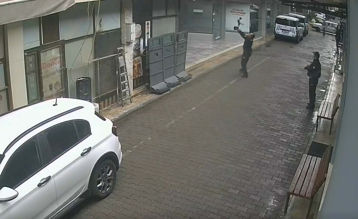 Polis Memurundan Kediyi Kurtarma Çabası