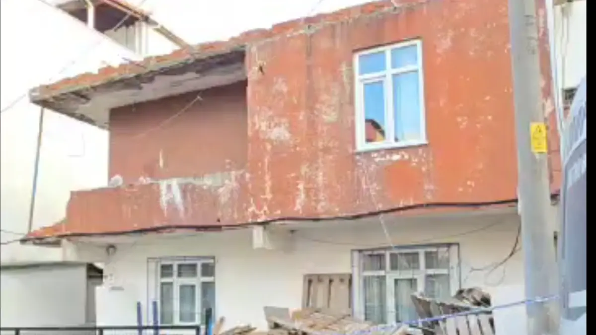 Kocaeli'nde çöken balkon nedeniyle binada yaşayanlar tahliye edildi.
