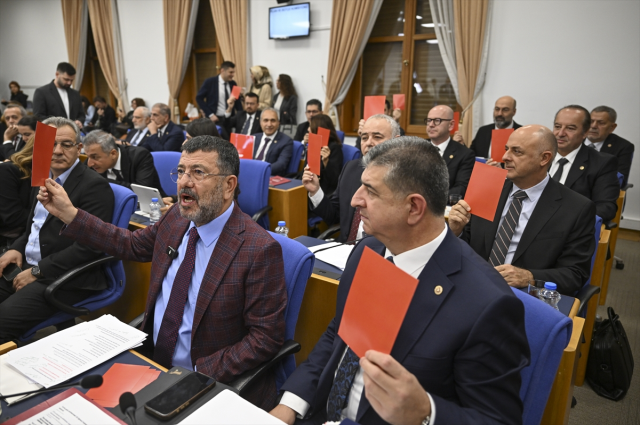 CHP'liler kırmızı kart gösterdi, Bakan Bak 'VAR'dan döner' dedi