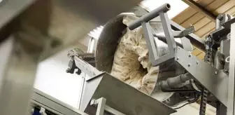 Eşarbı hamur yoğurma makinesine takılan kadın boğularak öldü