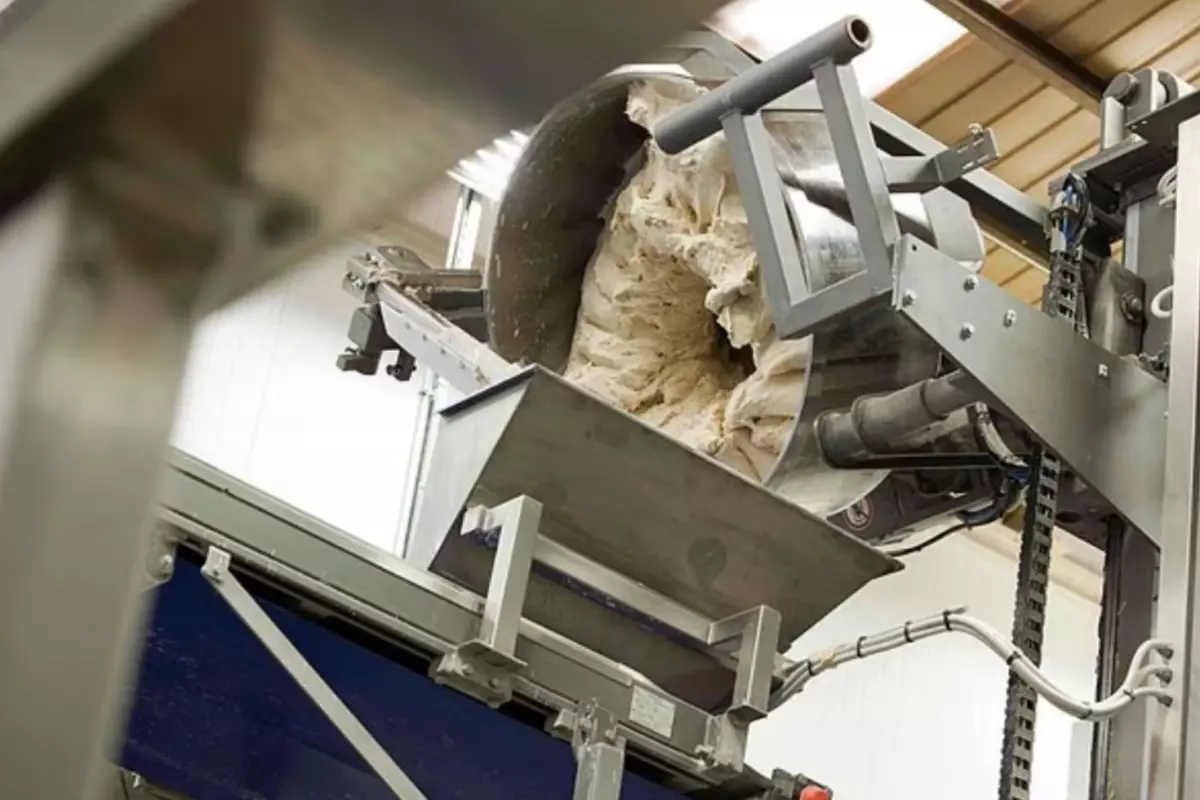 Eşarbı hamur yoğurma makinesine takılan kadın boğularak öldü