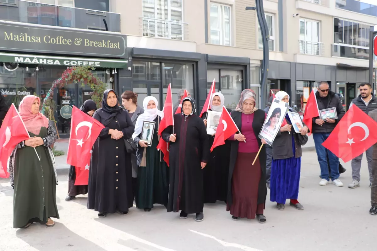 PKK tarafından kaçırılan çocuklar için ailelerin sessiz yürüyüşü