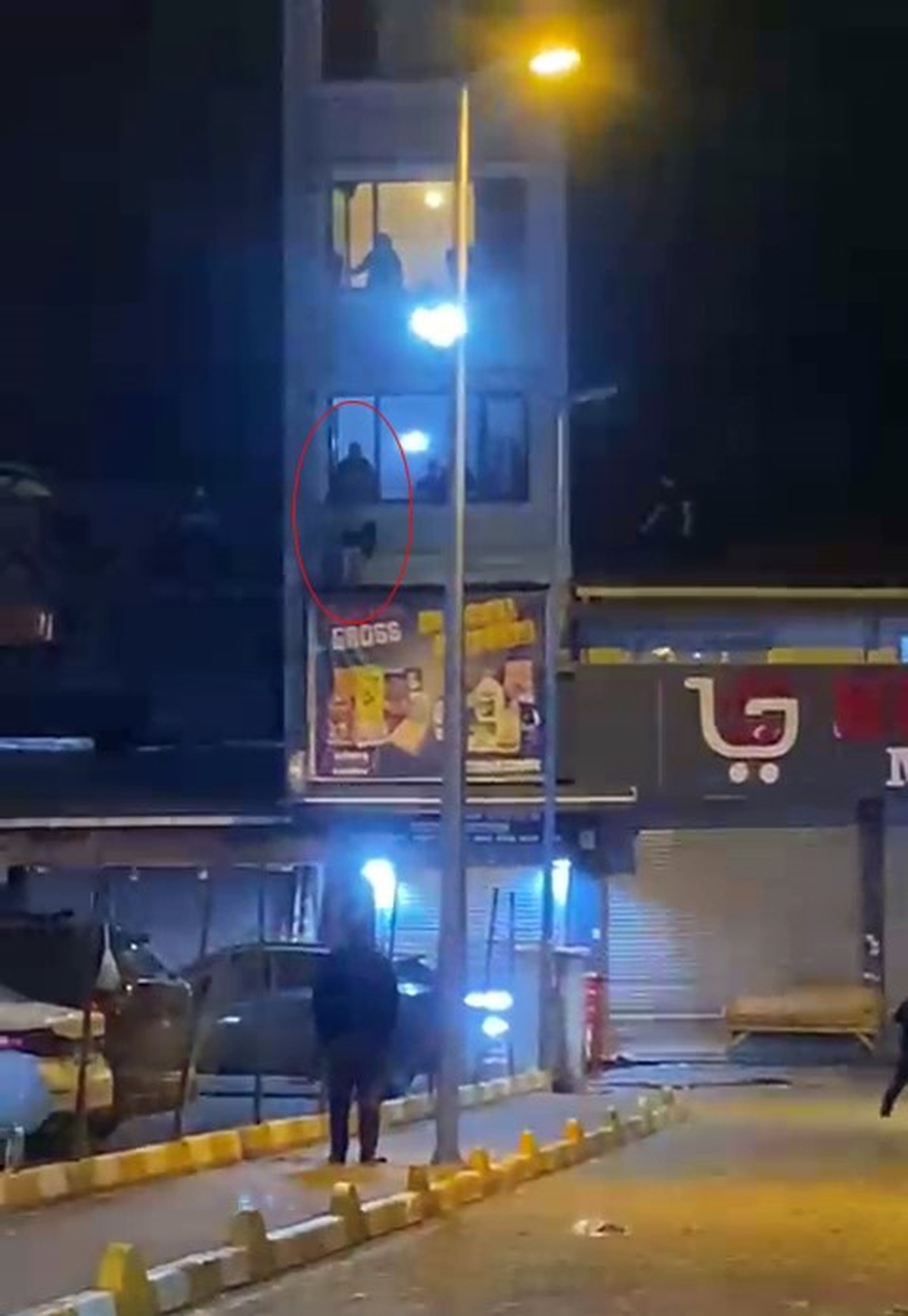 Komşusunu dövüp camdan attı
