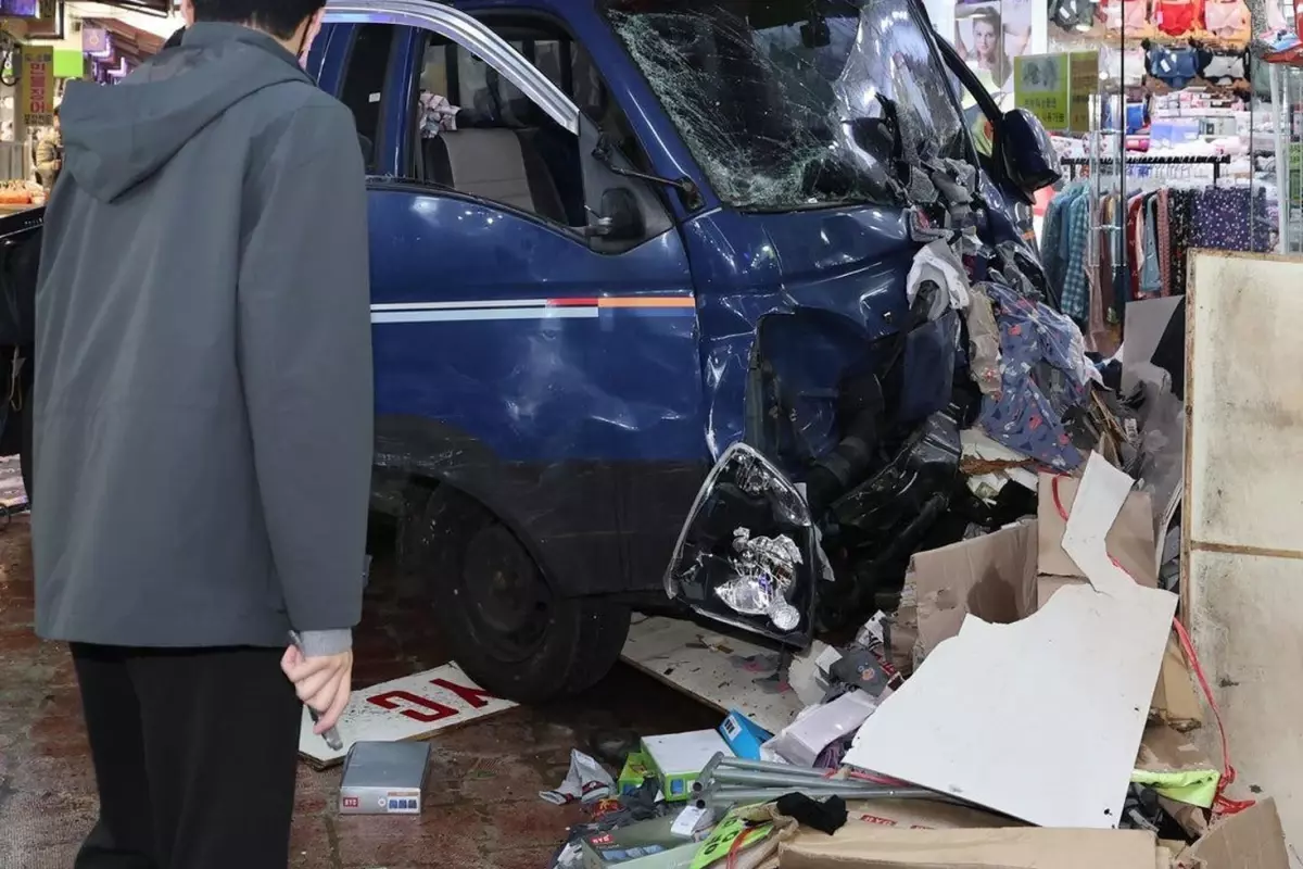 Güney Kore'de pazar yerinde dehşet, araç kalabalığın arasına daldı