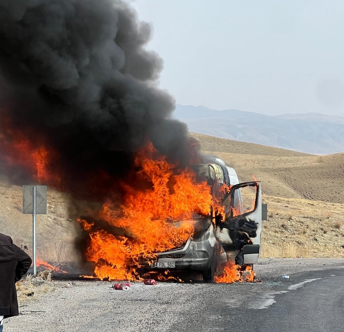 Van'da Yolcu Minibüsü Alev Aldı