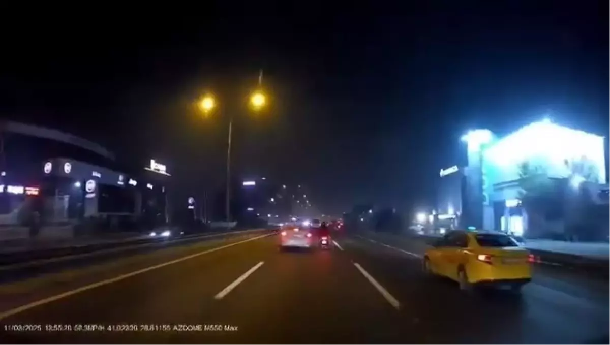 Küçükçekmece'de Kontrolünü Kaybeden Araç Bariyerlere Çarptı