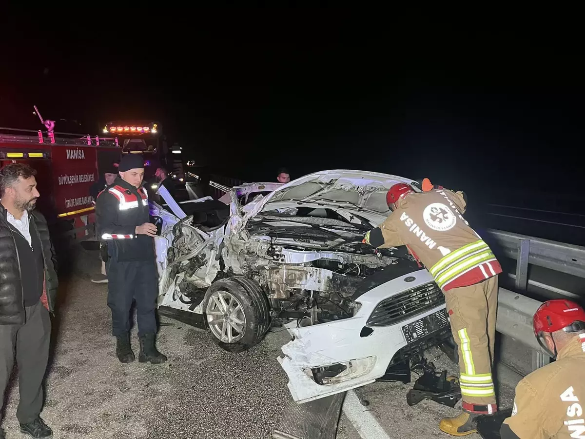 Kamyonete Arkadan Çarpan Otomobilde Kaza: 1 Ölü, 2 Yaralı