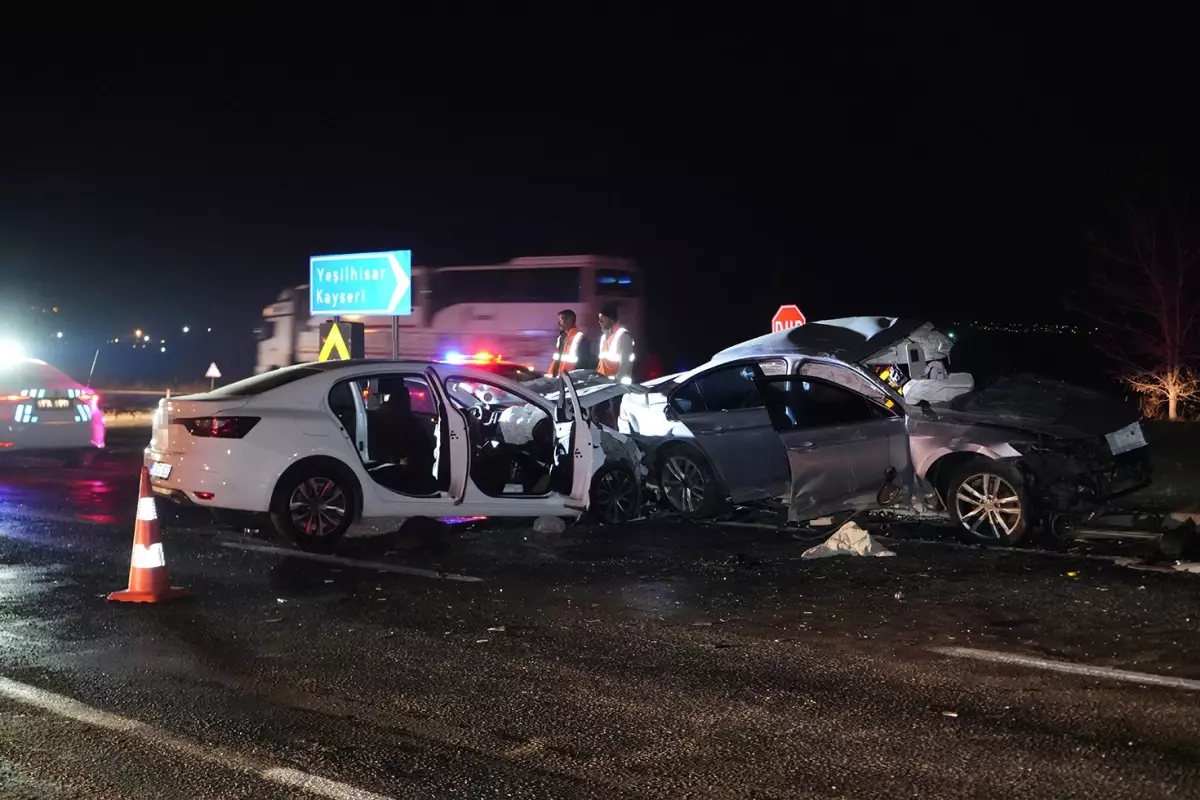 Niğde'de iki otomobil çarpıştı: 3 ölü, 6 yaralı