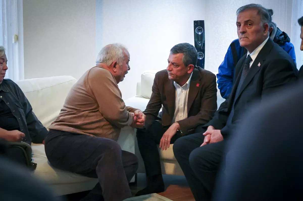 Özgür Özel'den, şehit Gökhan Korkmaz'ın ailesine taziye ziyareti