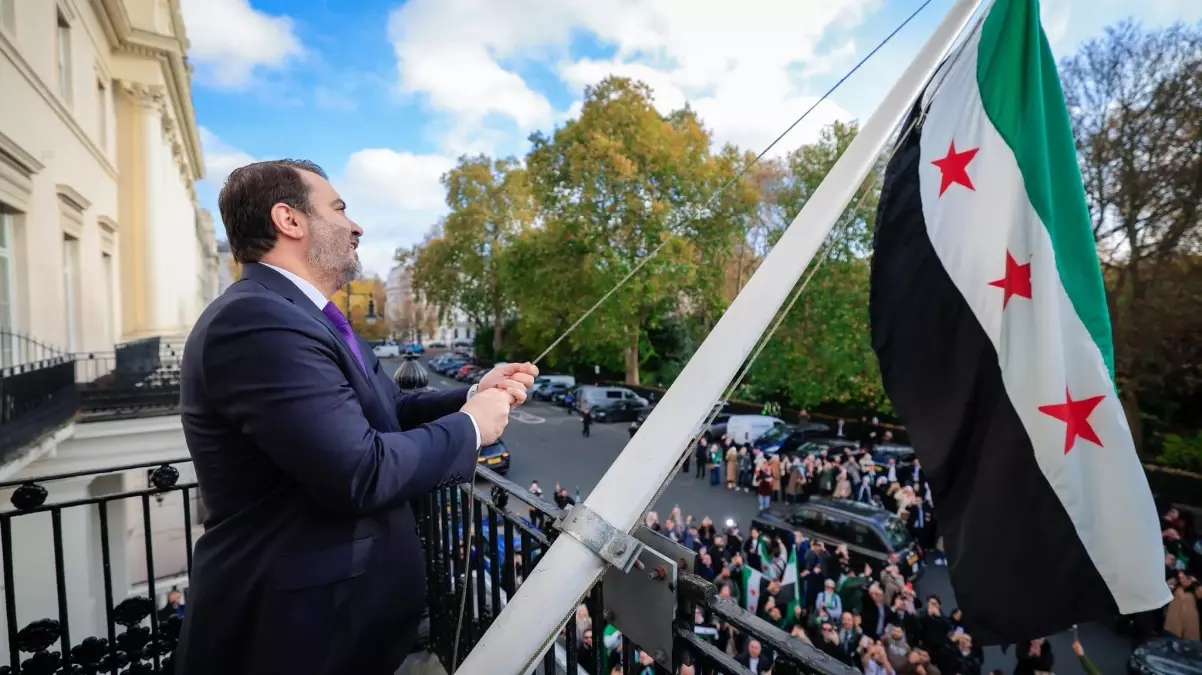 Suriye Dışişleri Bakanı, Londra'daki Büyükelçilik Binasında Bayrağı Göndere Çekti