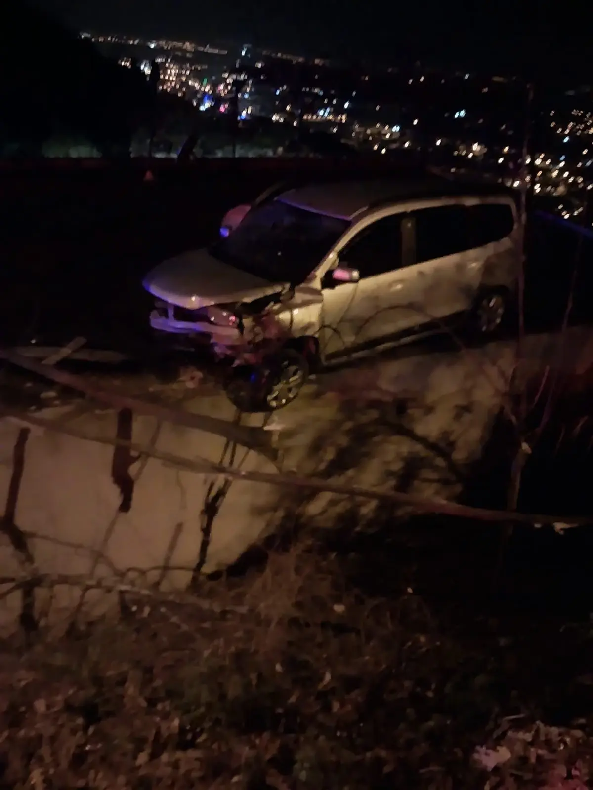 Yağış Nedeniyle Virajı Alamayan Otomobil Ev Damına Düştü