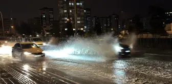 Adana'da Sağanak Yağış Hayatı Olumsuz Etkiledi