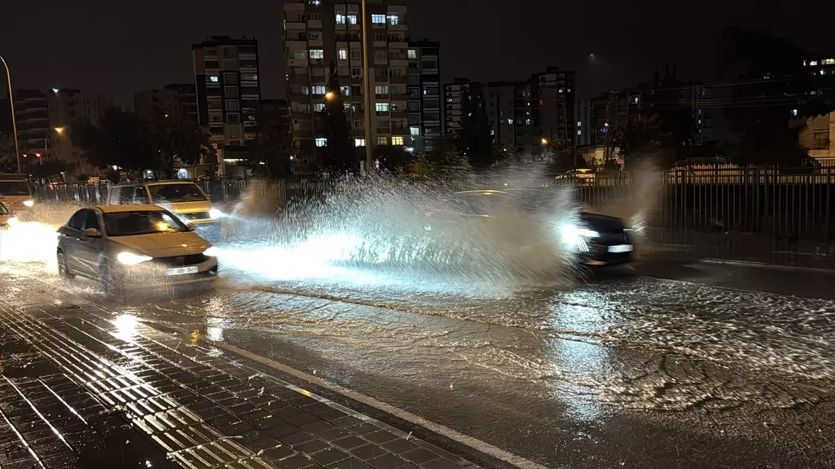 Adana'da Sağanak Yağış Hayatı Olumsuz Etkiledi