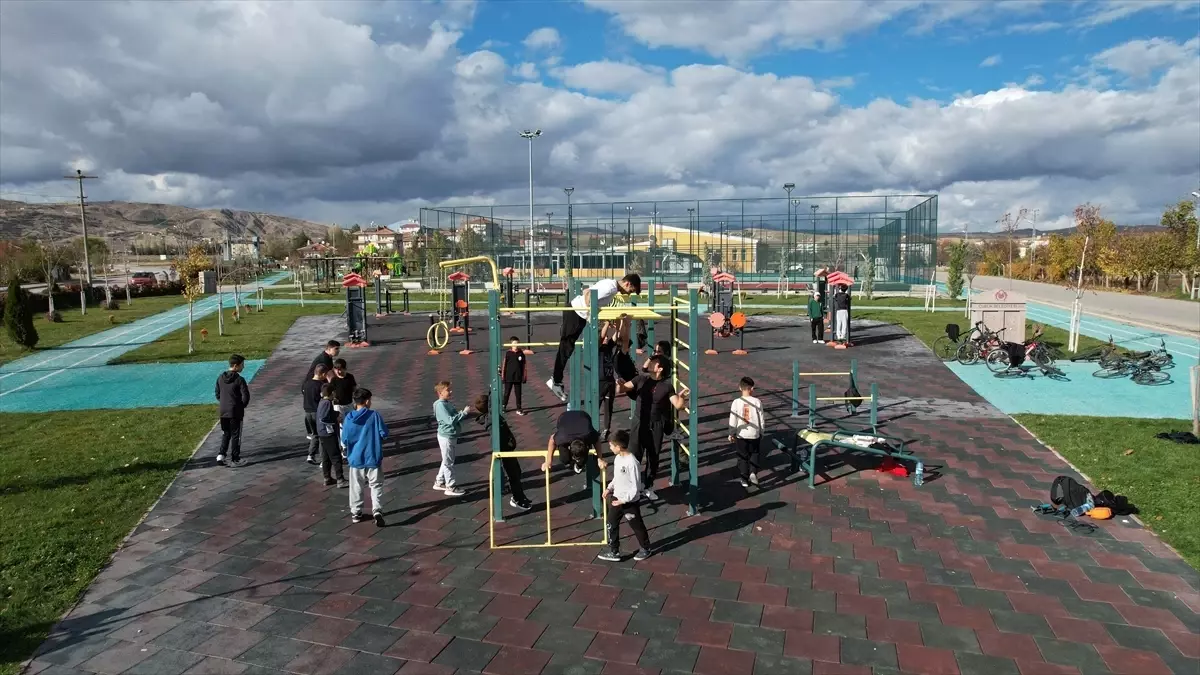 Çubuk'ta Gençler Açık Hava Spor Alanında Buluştu