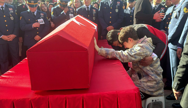 babaya son veda anne ve oglu tabuta sarildi 19253956 3768 m