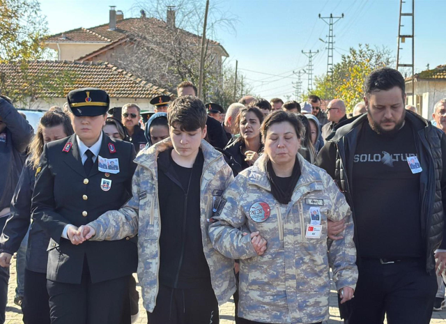 babaya son veda anne ve oglu tabuta sarildi 19253956 6228 m