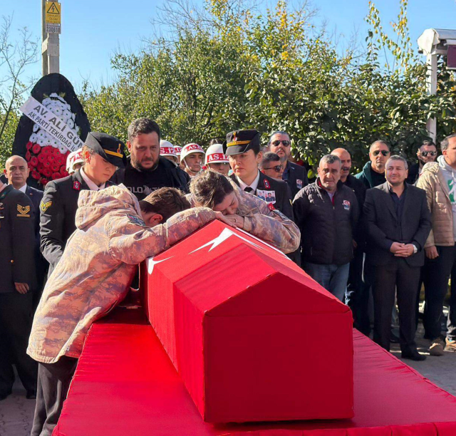 babaya son veda anne ve oglu tabuta sarildi 19253956 723 m