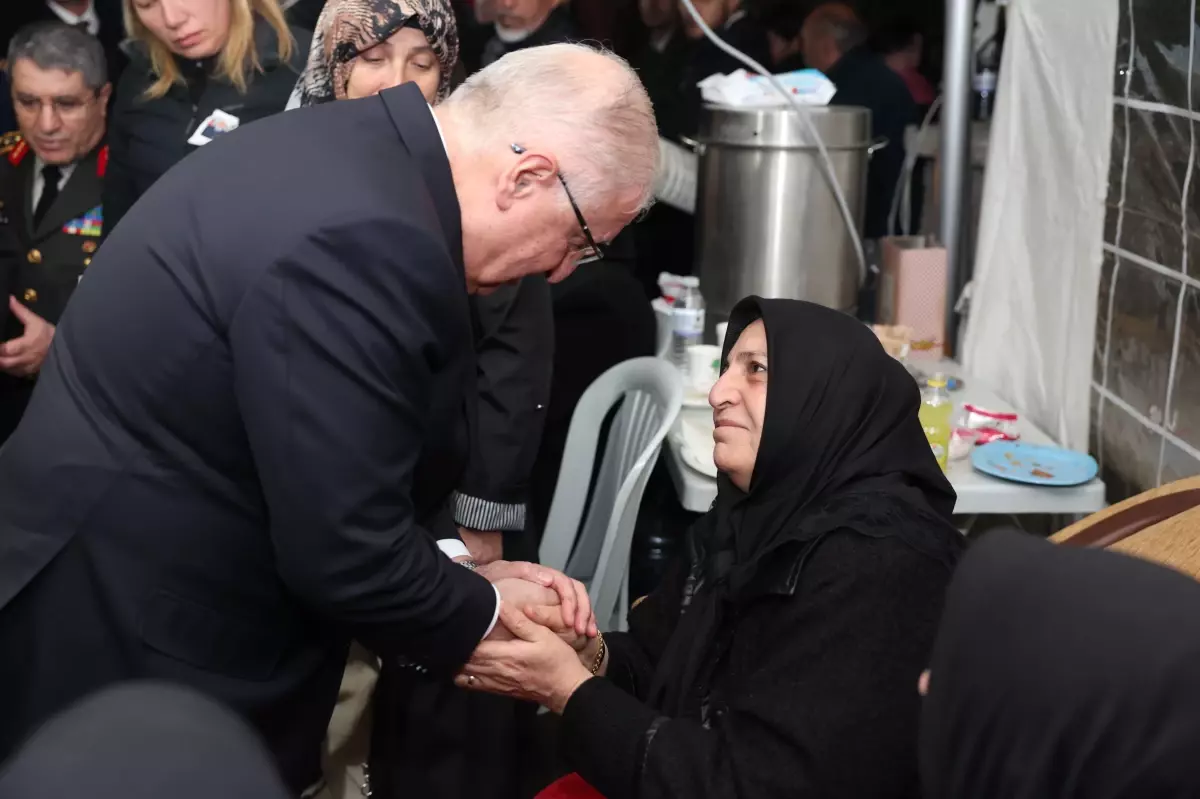 Bakan Güler, Şehit Pilot Cüneyt Kandemir'in evine taziye ziyareti yaptı (2)