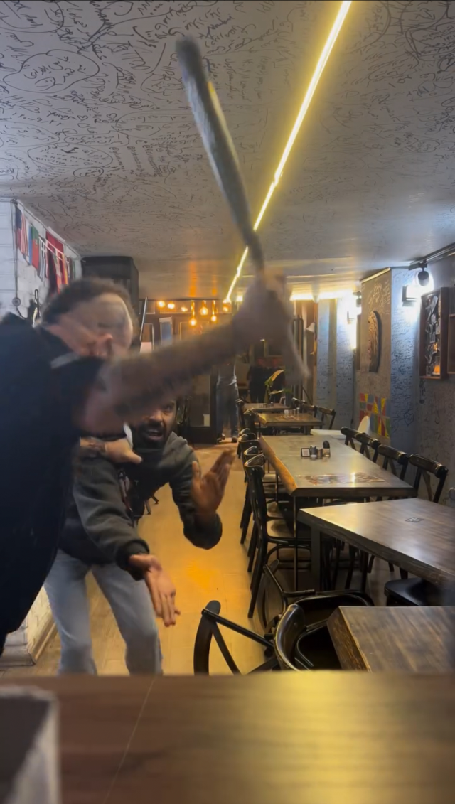 beyoglu nda oyuncu bahadir unlu hirsizlik yaptigi 19252232 9754 m