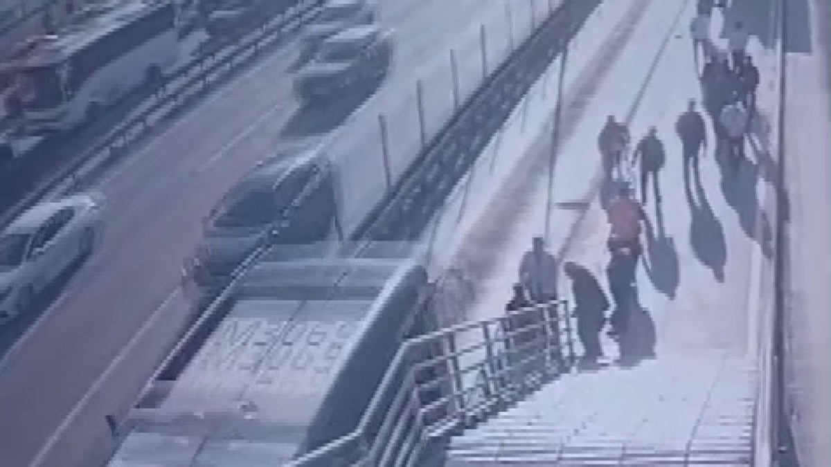 Metrobüs durağında akıl almaz olay: Engelli vatandaş feci şekilde can verdi