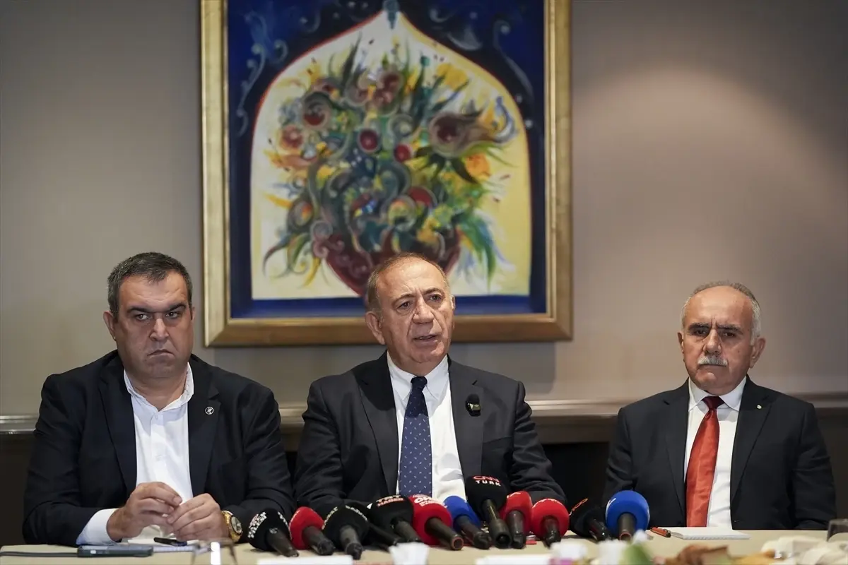 CHP İstanbul İl Yönetiminde Üyelik Askıya Alma Geleneği Yeniden Hayata Geçirilecek