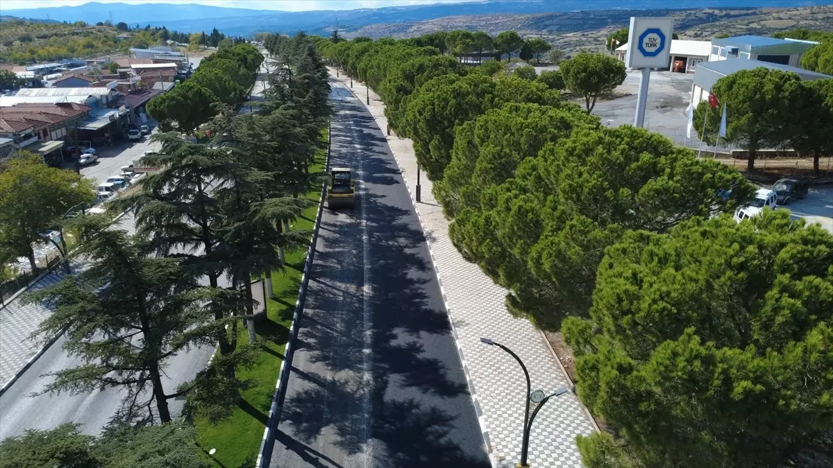 Demirci'de Sıcak Asfalt Çalışmaları Başladı